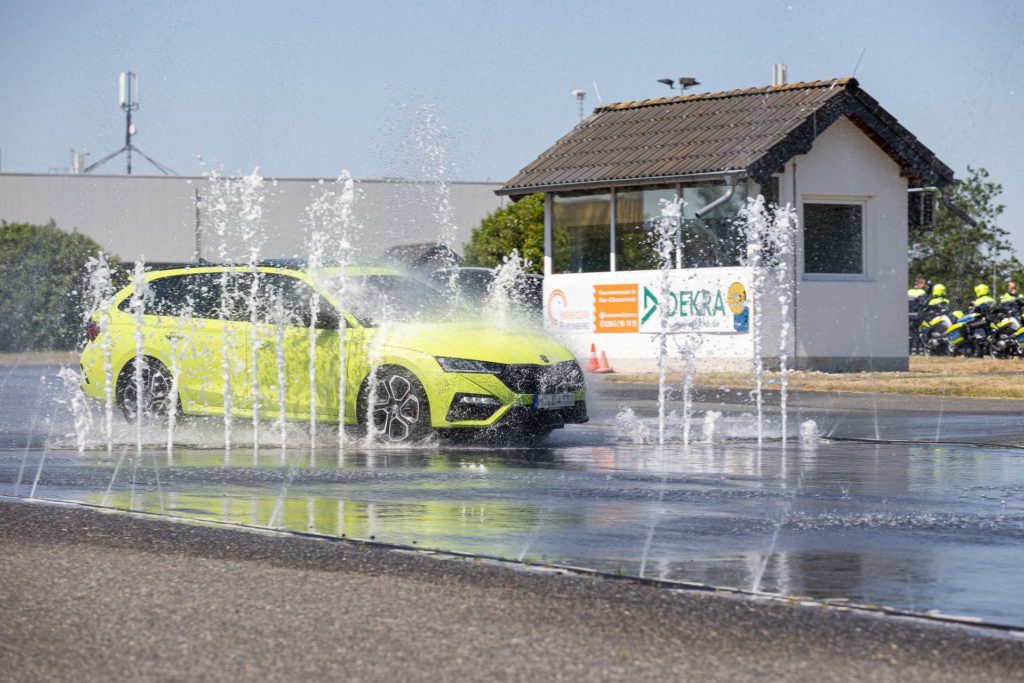 vir-fahrsicherheitscentrum-header PKW fährt beim Training durch eine Wand aus Wasser.